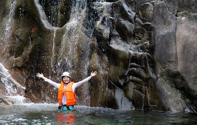 夏天武汉周边一日游去哪好玩 暑假武汉附近一天游玩哪里刺激好玩 天龙大峡谷瀑降玩水一日游