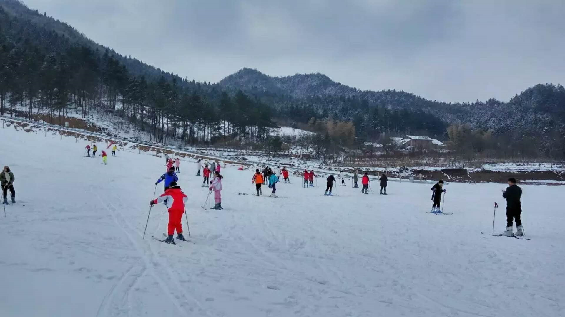 冬季武汉到周边滑雪跟团游哪里好玩 大别山滑雪乐园激情滑雪、天悦湾温泉养生度假二日游